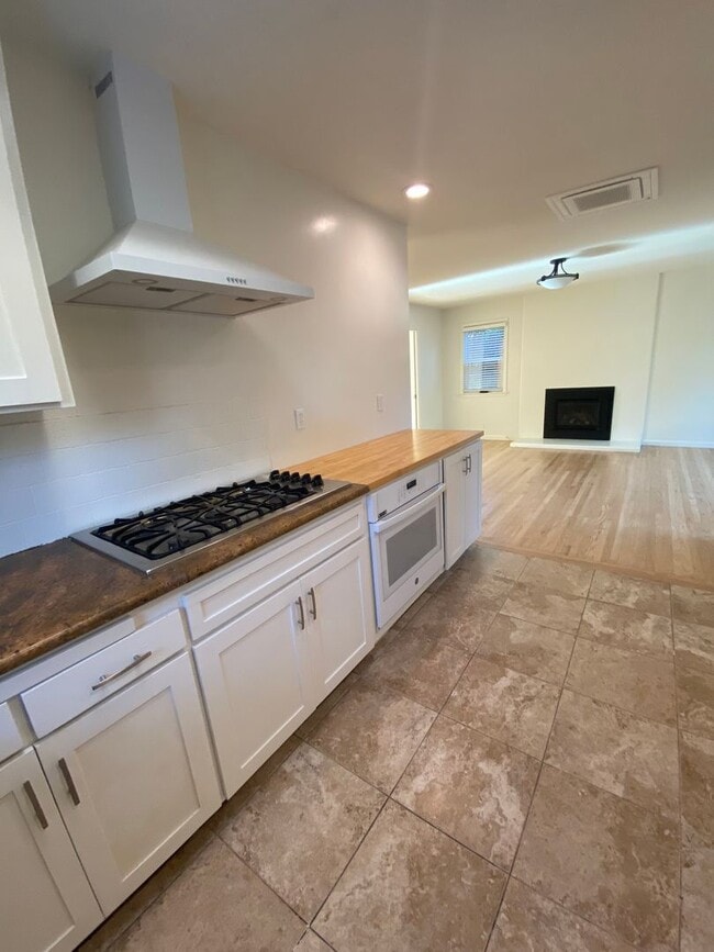 Building Photo - Bright & Cheery 2 Bedroom Home