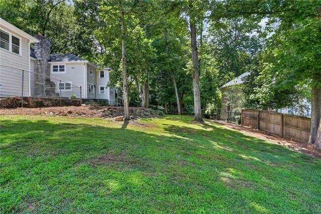 Building Photo - 1220 Roxboro Dr NE