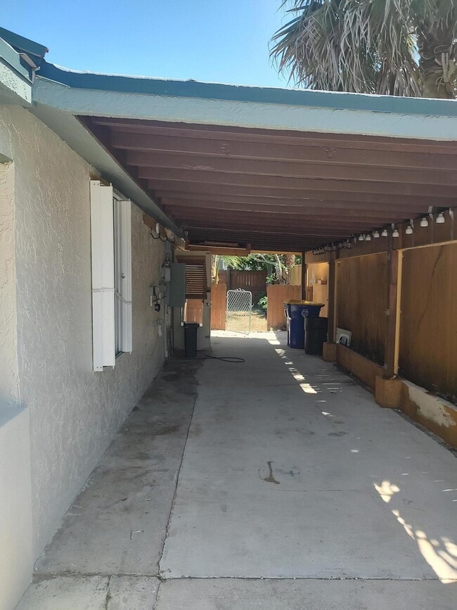 Building Photo - 1330 NE Dixie Hwy