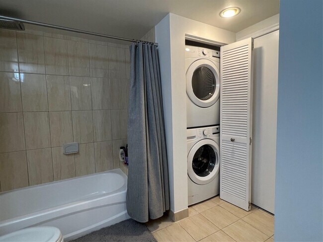 Building Photo - 1750 N Bayshore Dr