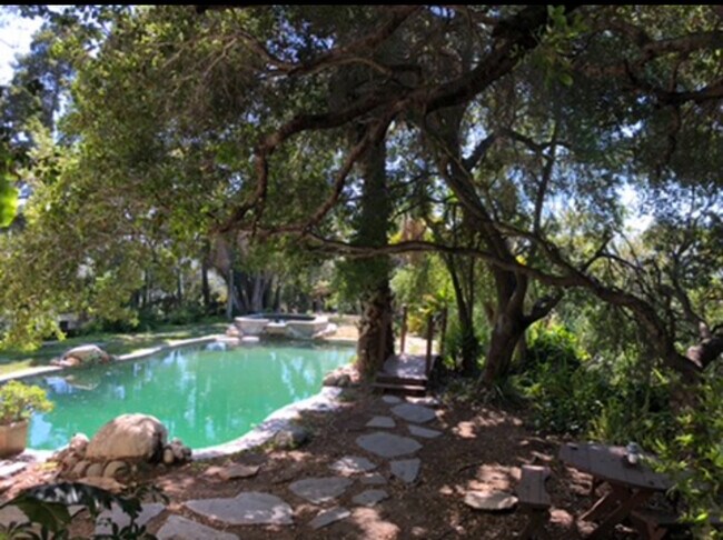 Building Photo - 2777 Coldwater Canyon Dr