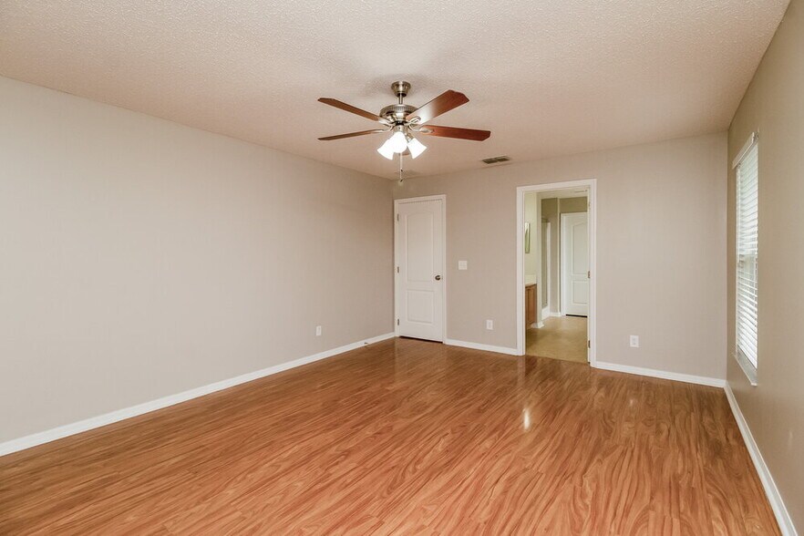 Building Photo - 1923 Southern Oak Loop