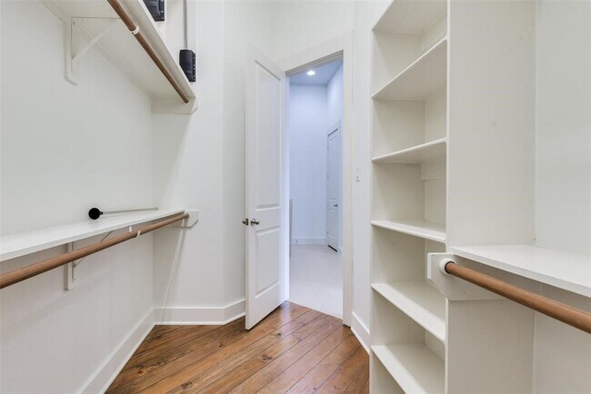 Building Photo - 2002 Blodgett St