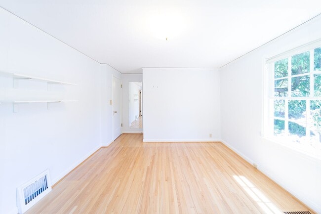 Building Photo - 2840 SW Fern St