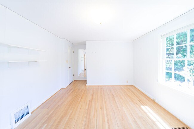Building Photo - Enchanting Portland Heights 5BD House: Your Dream Home with a Garden View