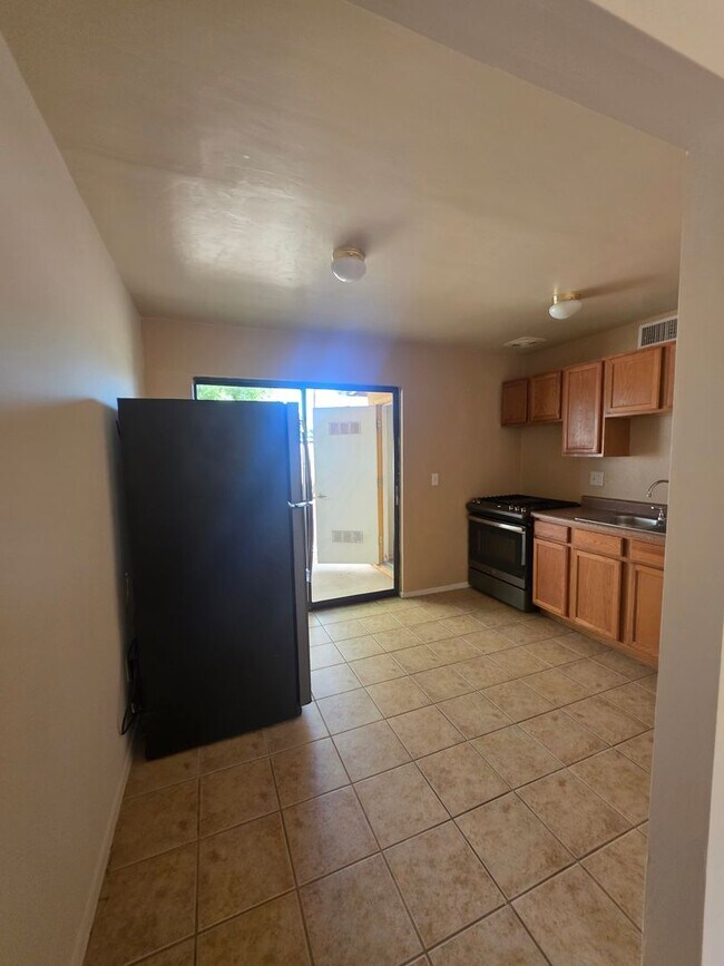 Building Photo - Spacious Large 2BR 1BA Condominium w/ Pool & Spa Access • Freshly painted in Tucson
