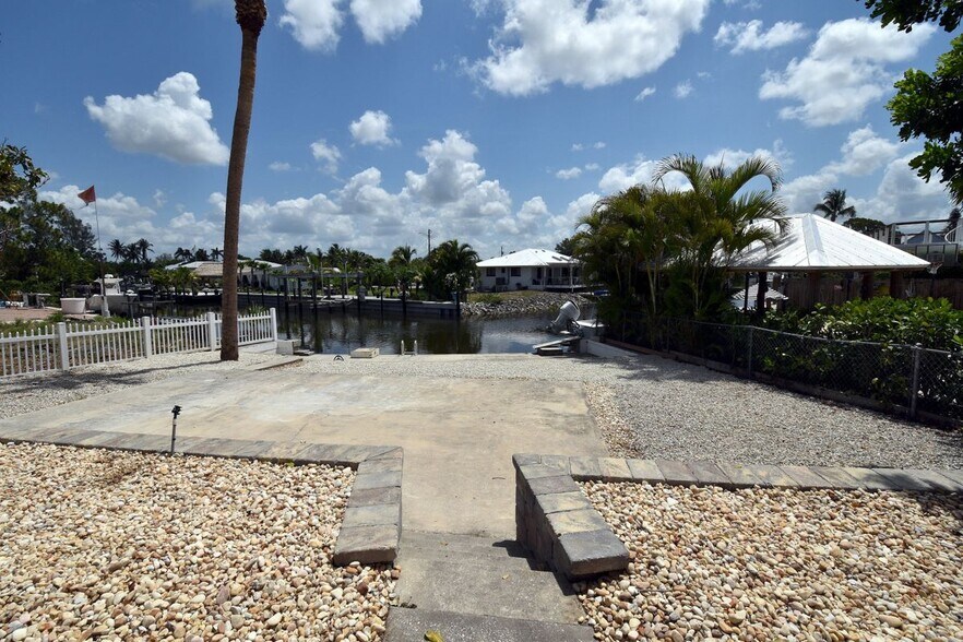 Building Photo - 3461 Lakeview Dr