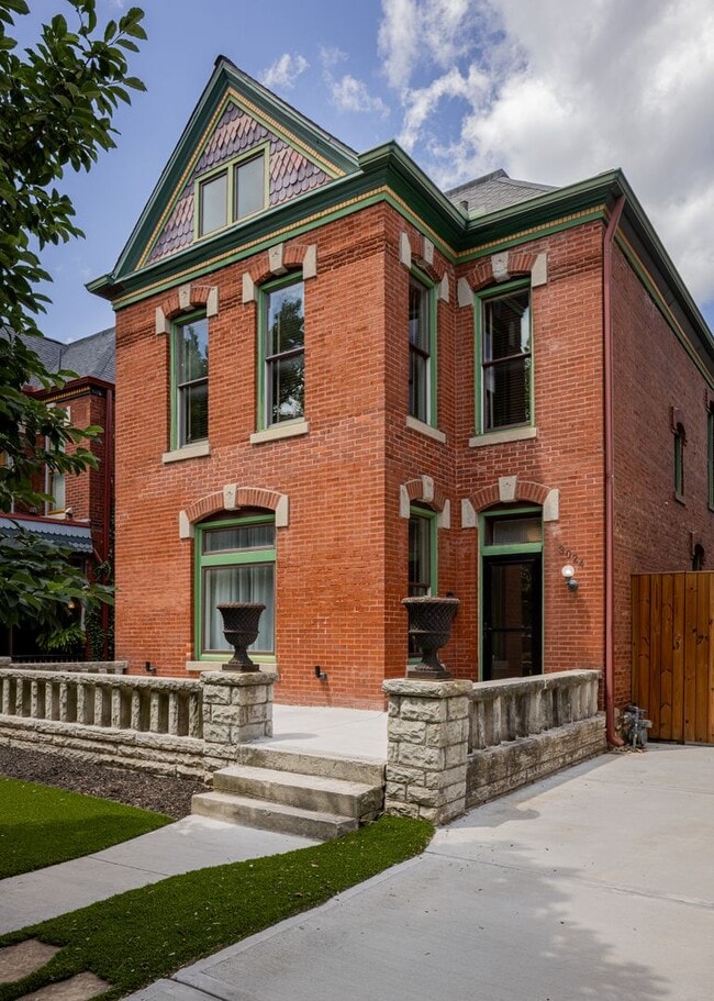 Primary Photo - Stunning Union Hill Brownstone with Modern...