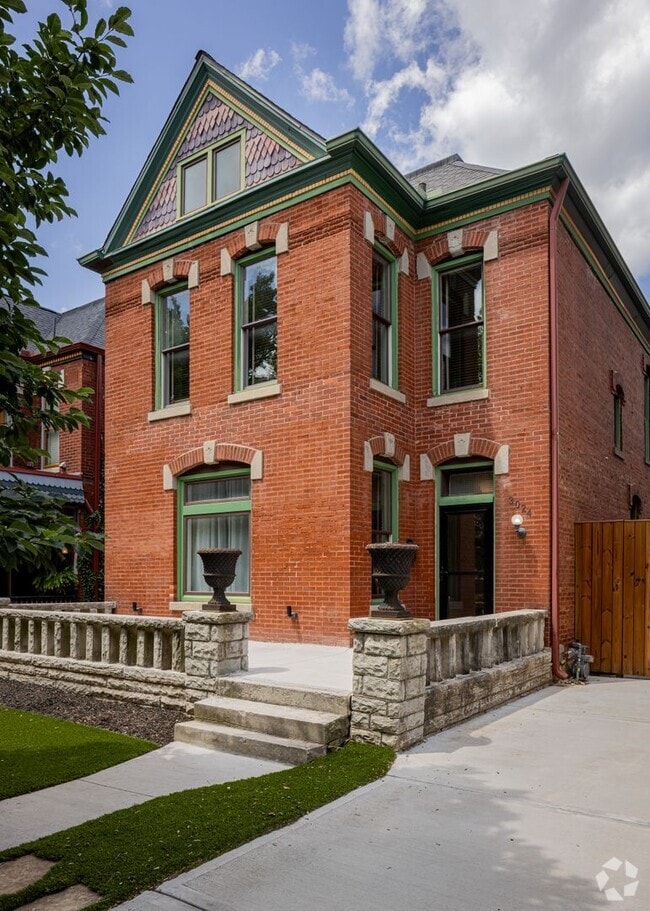Building Photo - Stunning Union Hill Brownstone with Modern...