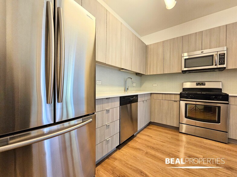 Building Photo - 548 W Webster Ave