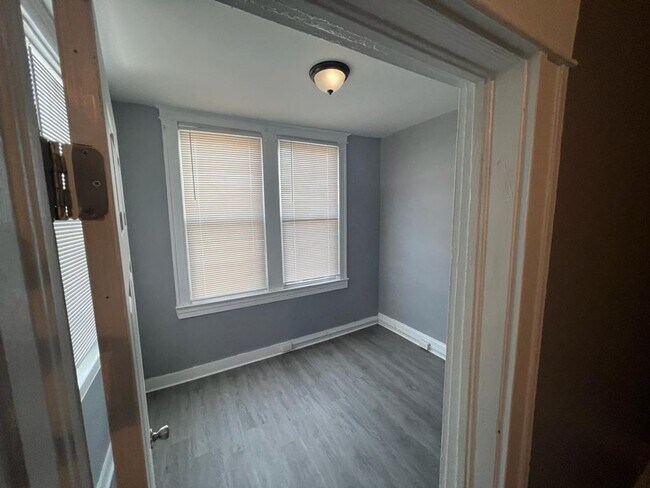 Building Photo - Big 2 bedroom home, fully rehabbed with la...