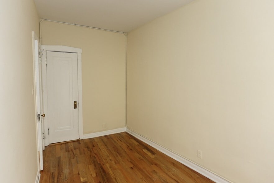 Building Photo - 516 W Melrose St