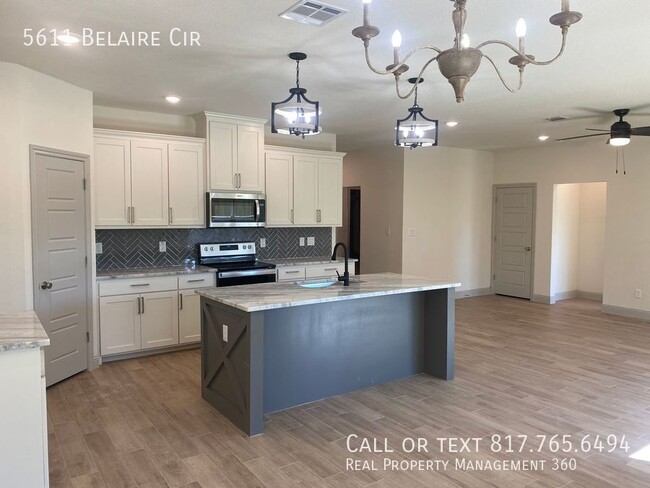 Building Photo - 5611 Belaire Cir