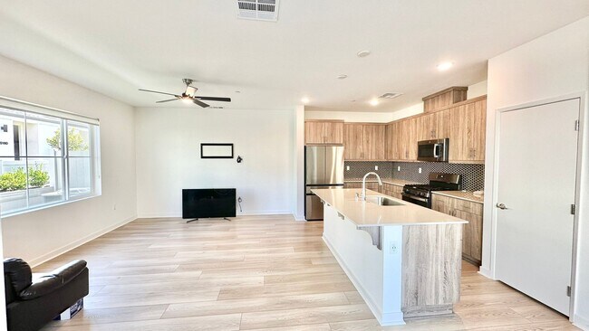 Building Photo - Beautiful, Newer Construction Home in Desi...