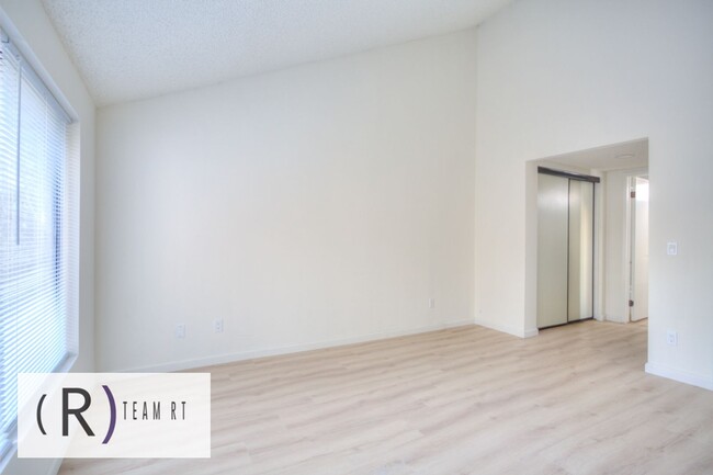 Building Photo - A Newly Renovated Contemporary Condo in Gl...