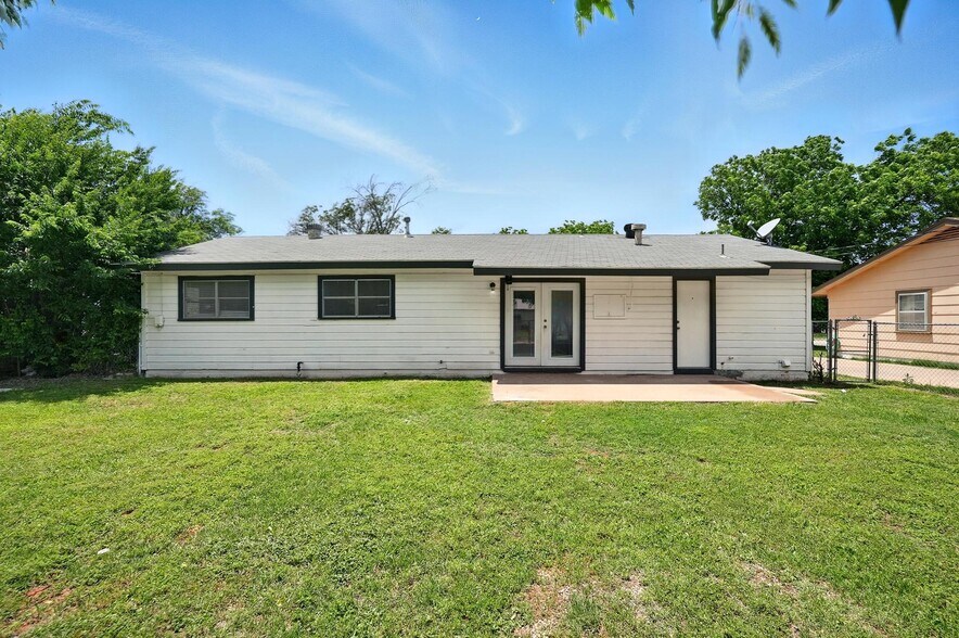 Building Photo - 2349 Marsalis Dr