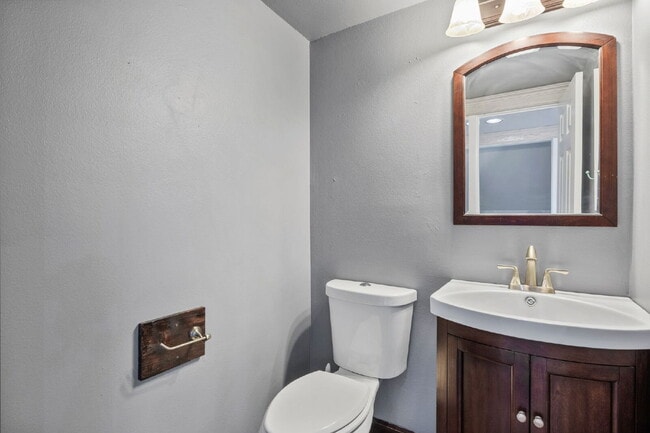 Building Photo - Beautiful 4 Bedroom Home with Backyard The...