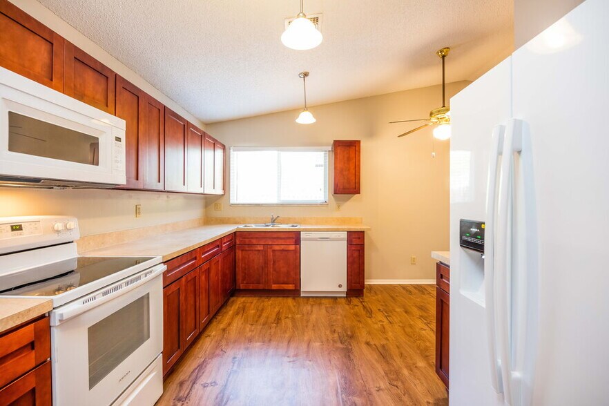 Building Photo - 5701 Longleaf Dr