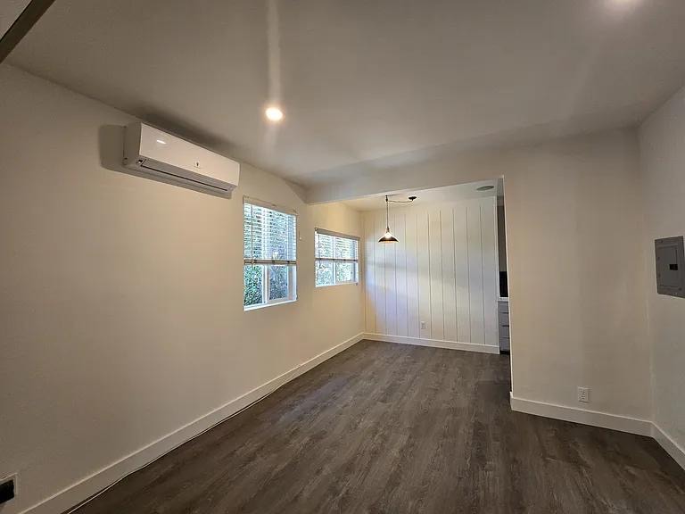 Building Photo - 5710 Vineland Ave