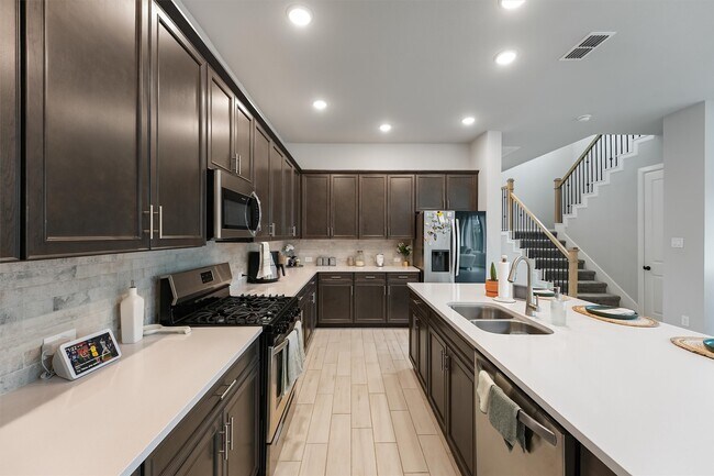 Building Photo - 1550 Park Path Dr