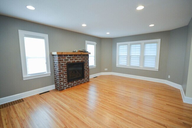 Building Photo - Gorgeous home with classic details in the ...