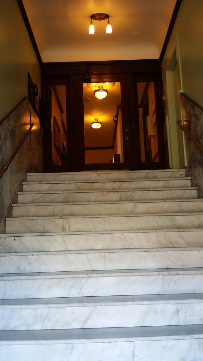 Building Photo - Another Move in Special in time for Spring! - NE Views out Bay Windows on the TOP FLOOR!