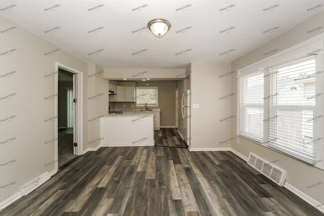 Building Photo - 5919 Maplewood Rd