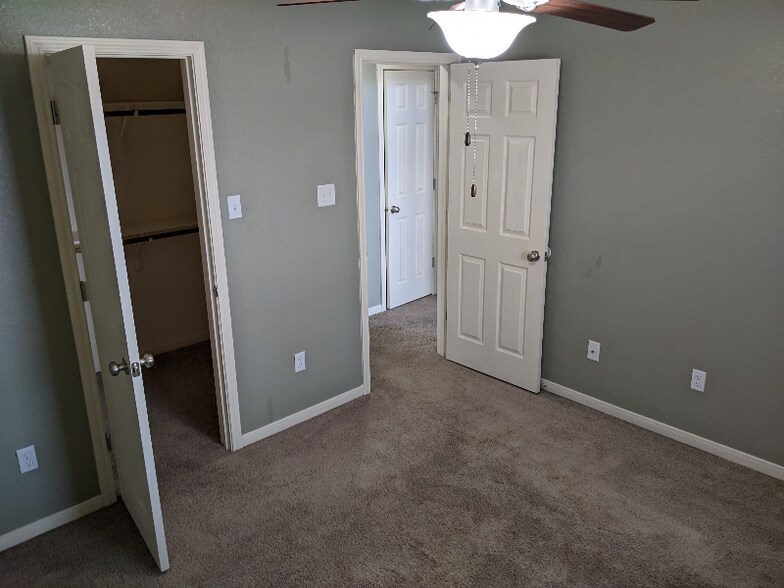 Building Photo - 2706 Tara Dr