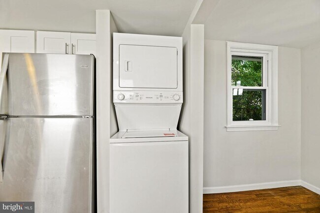 Building Photo - 240 Riverview Ave