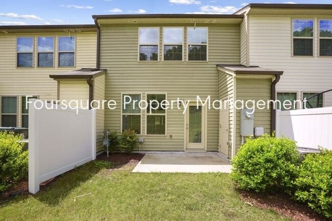 Building Photo - Townhome | Washer/ Dryer Included | Back P...