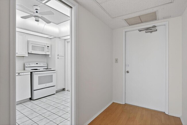 Building Photo - 2651 S Palm Aire Dr