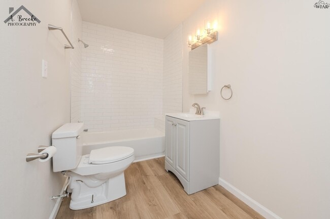 Building Photo - 415 N Oak St