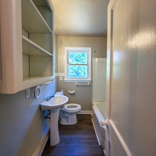 Building Photo - 2 Bedroom 1 bath Duplex