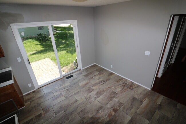 Building Photo - 1409 Thomas Dr