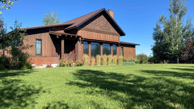 Building Photo - Stunner on Springhill