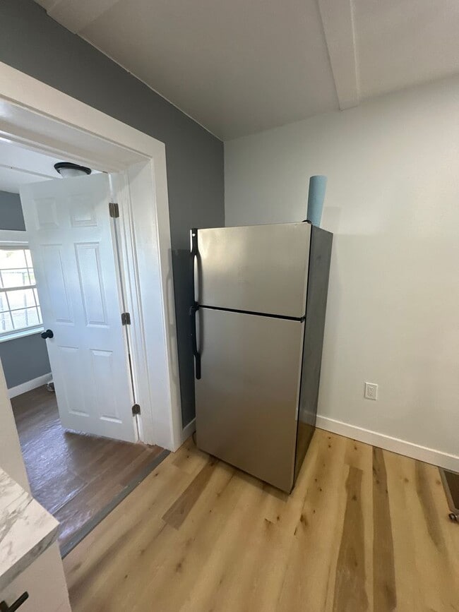 Building Photo - Beautiful renovated 3 bedroom townhome
