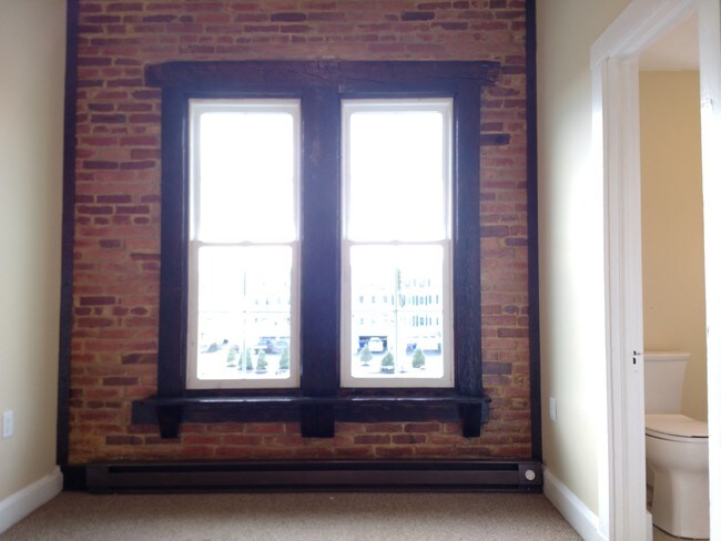 Building Photo - 17 S Main St