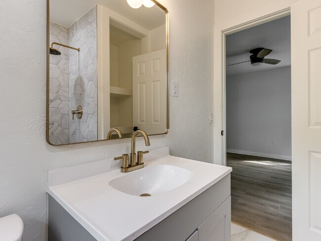 Building Photo - 1-Bedroom Apartment for Rent Near Midtown