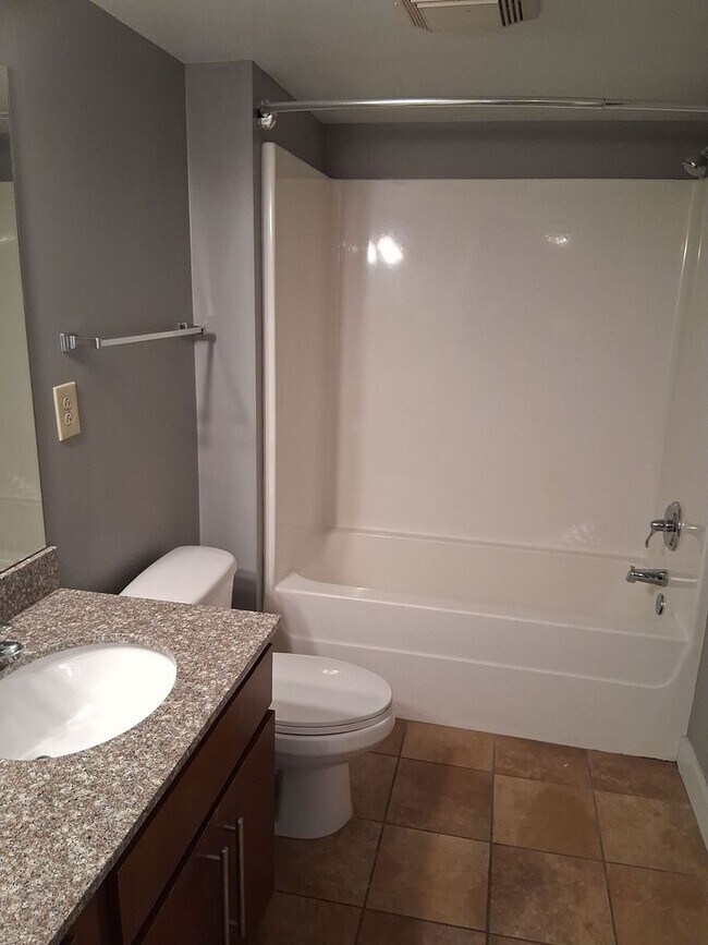 Building Photo - NEW LISTING for Lake Plaza 10th floor unit! Best View in Knoxville - Move in August 13, 2026!