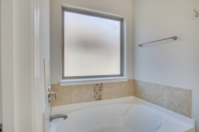Building Photo - Highly desired 4/2.5 Gulf Breeze Home with hot tub!