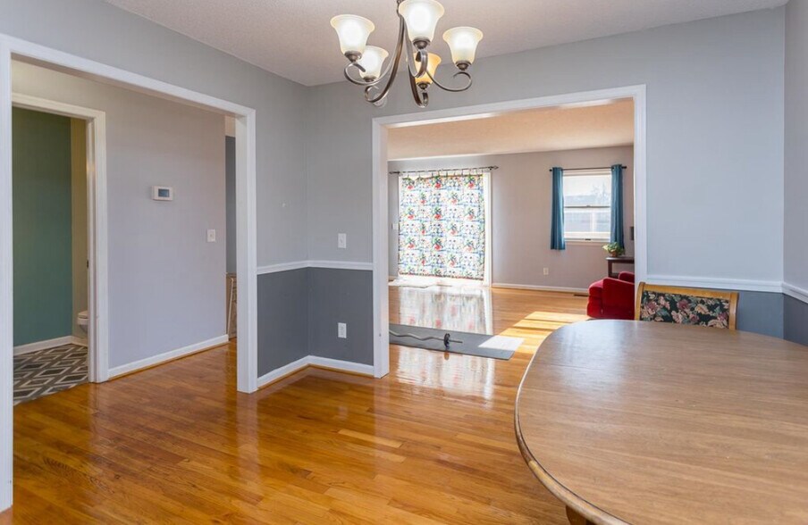 Building Photo - 302 S Dogwood Dr