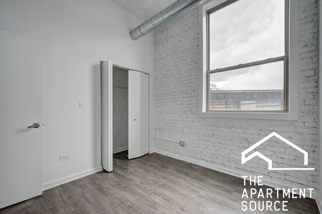 Building Photo - 932 W Dakin St