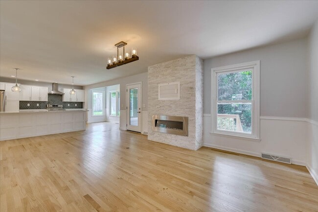 Building Photo - 2111 Huron Dr