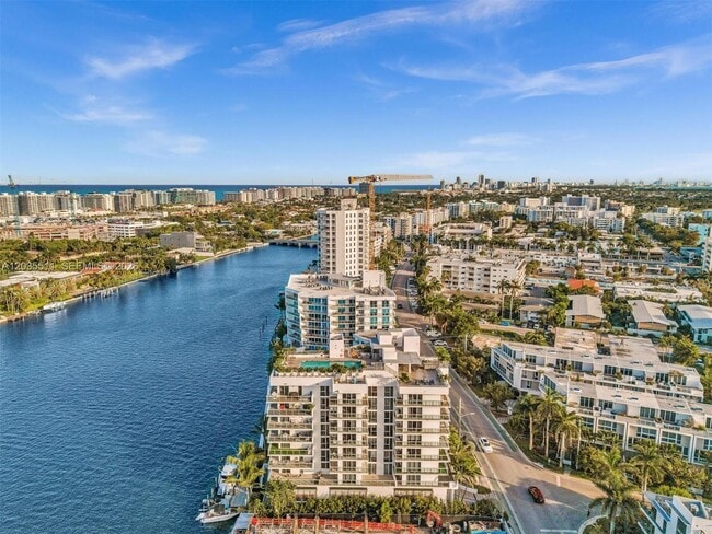 Building Photo - 9901 E Bay Harbor Dr