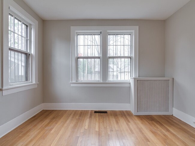 Building Photo - Charming 3BR/1B Conveniently Located Near Rhodes College!