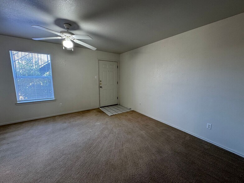 Building Photo - 1505 Benttree Dr