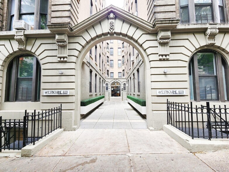 Building Photo - 609 W 137th St
