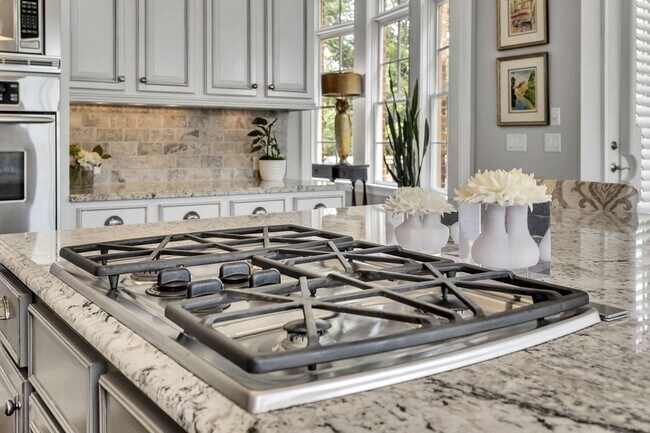 Building Photo - 12 Medalist Ct