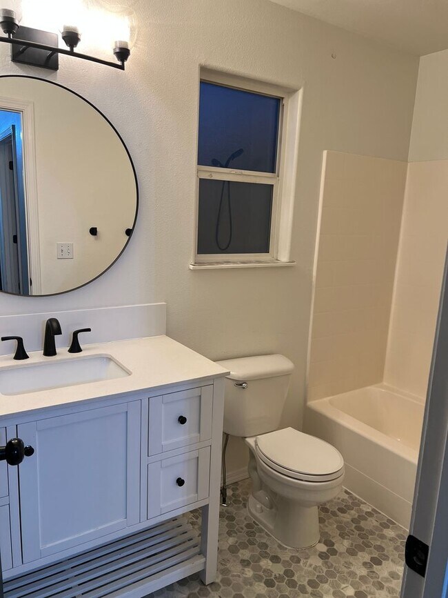 Building Photo - Welcome to this charming 3 bedroom, 2 bathroom home located in Nampa, ID.