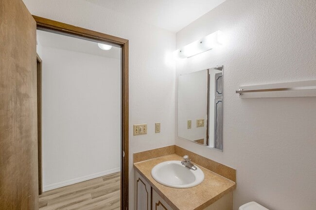 Building Photo - Beautiful 4 Bed, 2 Bath Townhouse with Lots of Closet Space and Laundry In Unit!